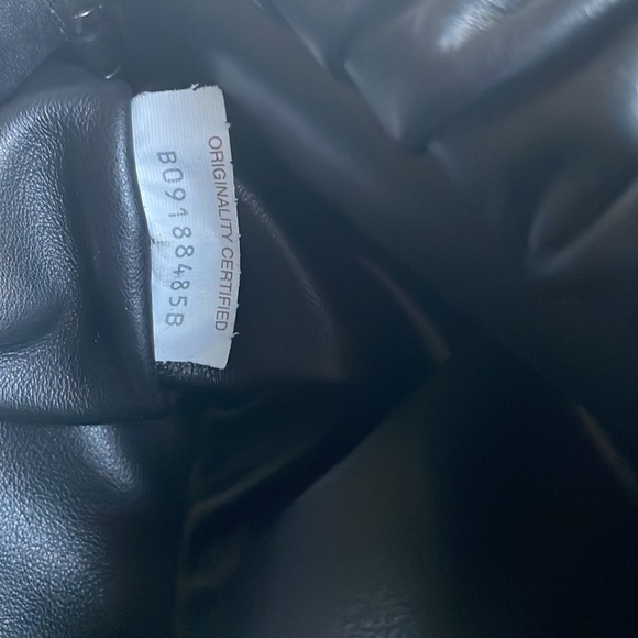 Bottega Veneta The Chain Pouch Leather Shoulder Bag - Picture 11 of 12